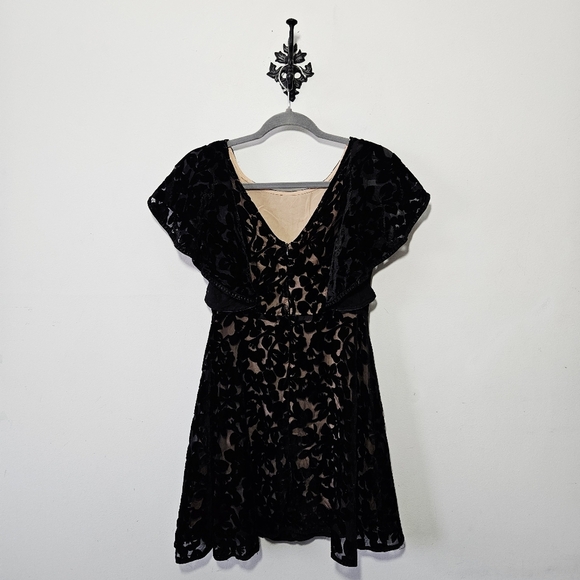 Anthropologie Foxiedox Floral Velvet Mini Dress Size XS Black Flutter Sleeve - Picture 2 of 3